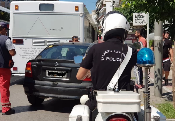 Πάτρα: ΙΧ έπεσε σε σταθμευμένο αστικό λεωφορείο